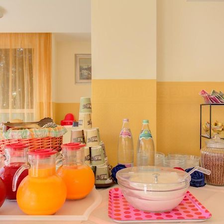 רימיני Hotel Nella מראה חיצוני תמונה
