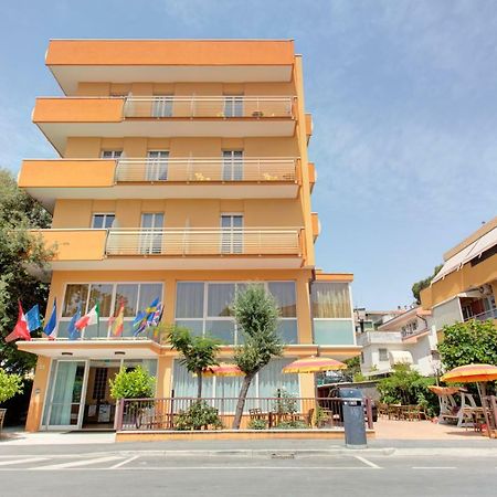 רימיני Hotel Nella מראה חיצוני תמונה