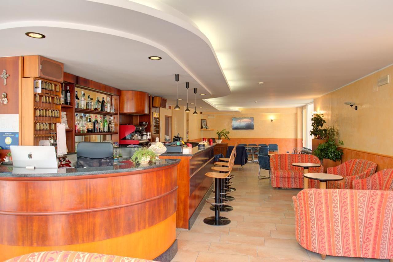 רימיני Hotel Nella מראה חיצוני תמונה