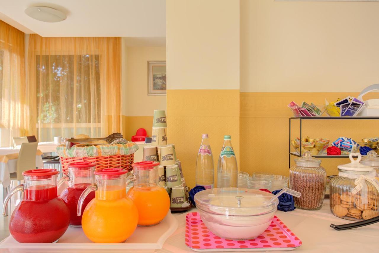 רימיני Hotel Nella מראה חיצוני תמונה