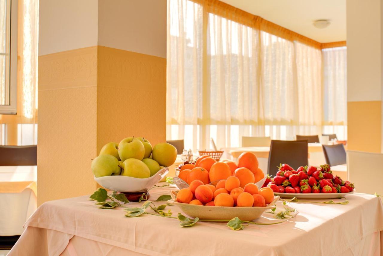רימיני Hotel Nella מראה חיצוני תמונה