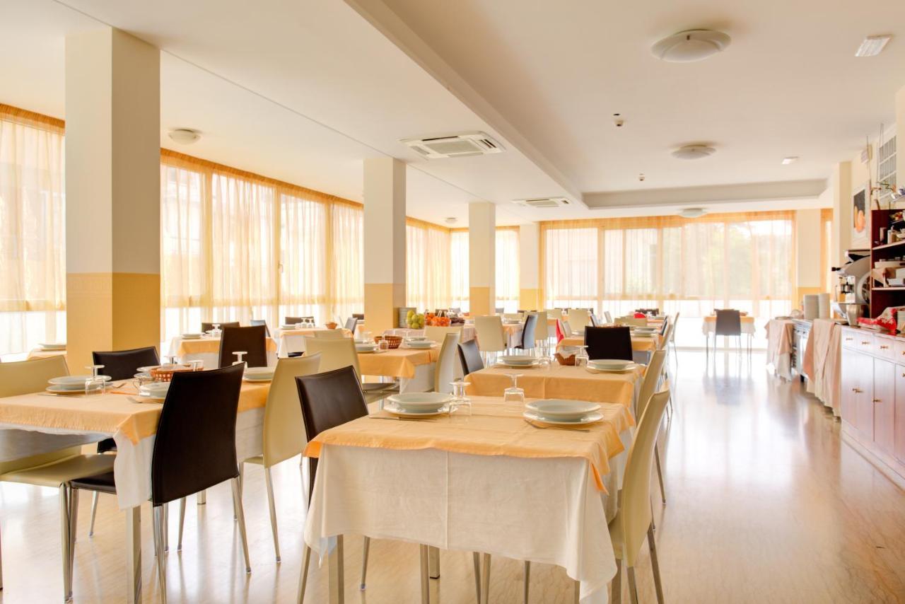רימיני Hotel Nella מראה חיצוני תמונה