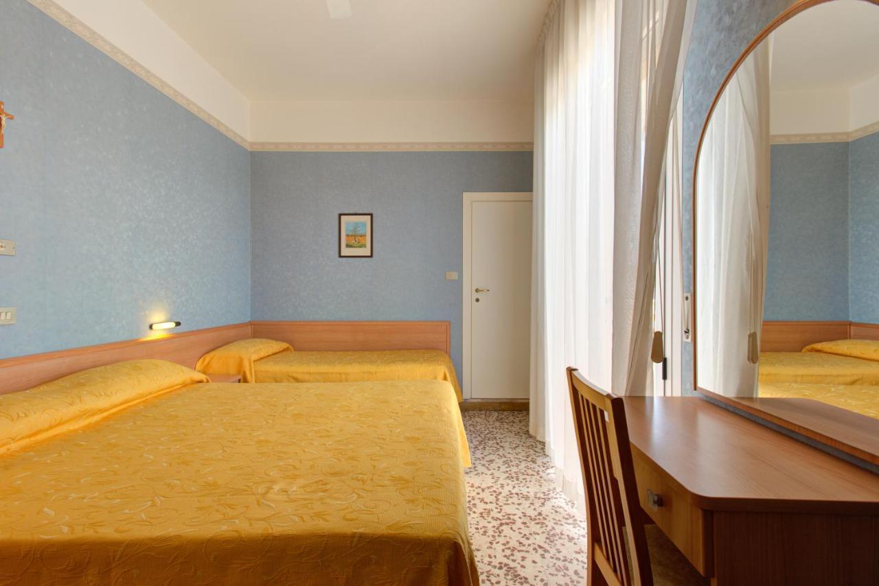 רימיני Hotel Nella מראה חיצוני תמונה