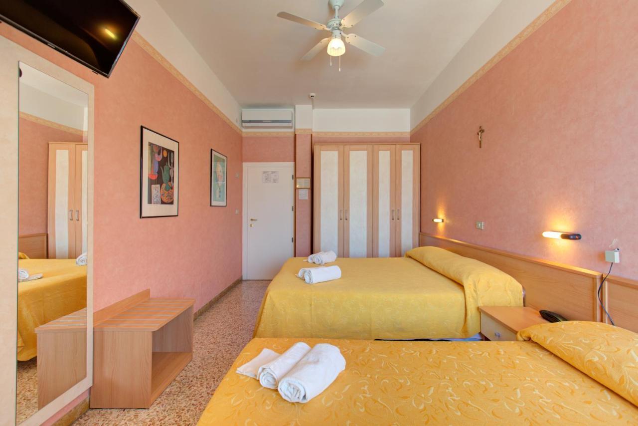 רימיני Hotel Nella מראה חיצוני תמונה