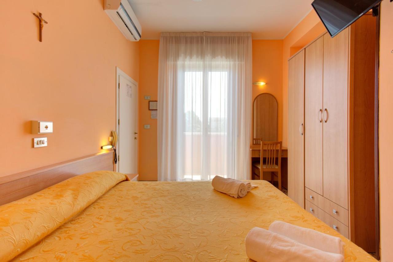 רימיני Hotel Nella מראה חיצוני תמונה