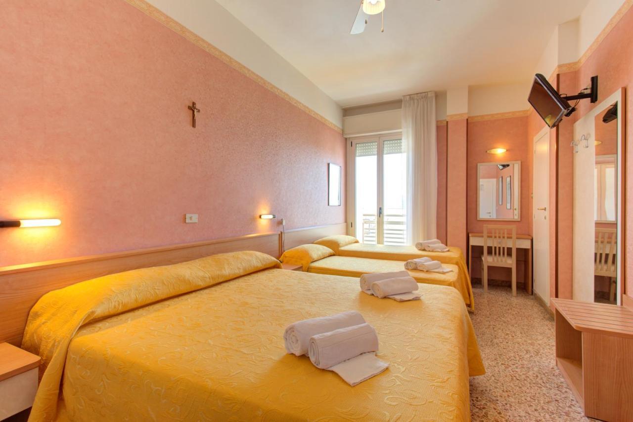 רימיני Hotel Nella מראה חיצוני תמונה