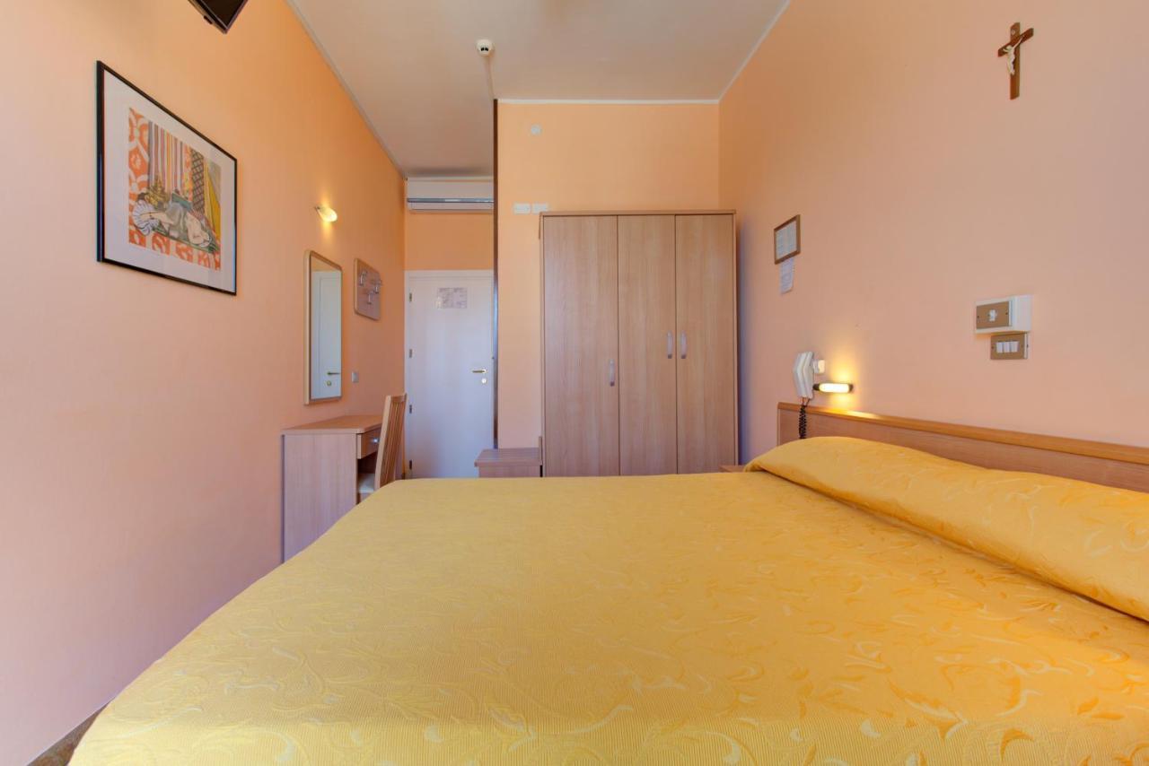 רימיני Hotel Nella מראה חיצוני תמונה