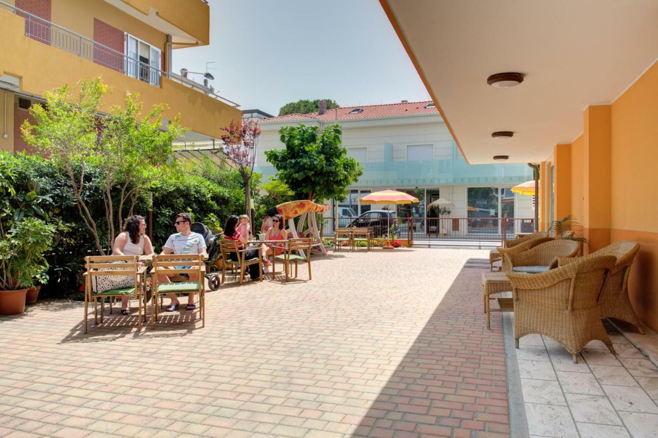 רימיני Hotel Nella מראה חיצוני תמונה