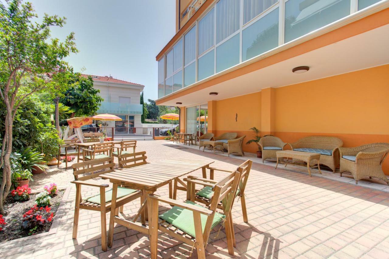 רימיני Hotel Nella מראה חיצוני תמונה