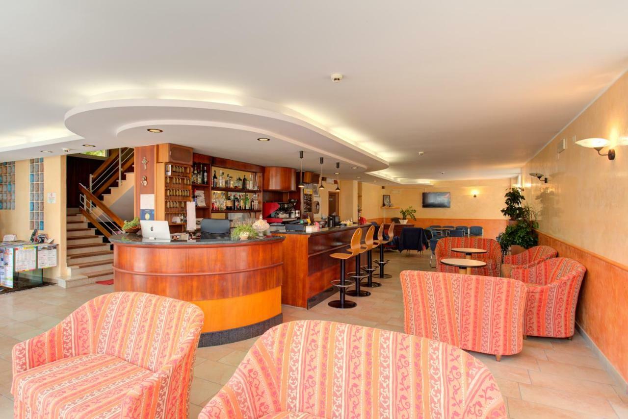 רימיני Hotel Nella מראה חיצוני תמונה